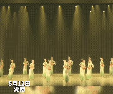 女生毕业晚会上表演群舞蹈时，意外摔倒，此时此刻，女子并没有慌张，接着来了一个后空