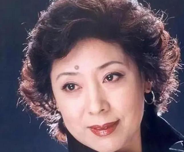 1990年，歌唱家关牧村因丈夫的长期家暴，毅然提出离婚，丈夫强硬地表示离婚可以，