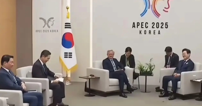 黄仁勋也太牛了，跟李在明交谈，直接翘的二郎腿，不把李在明放眼里，英伟达为什么会如