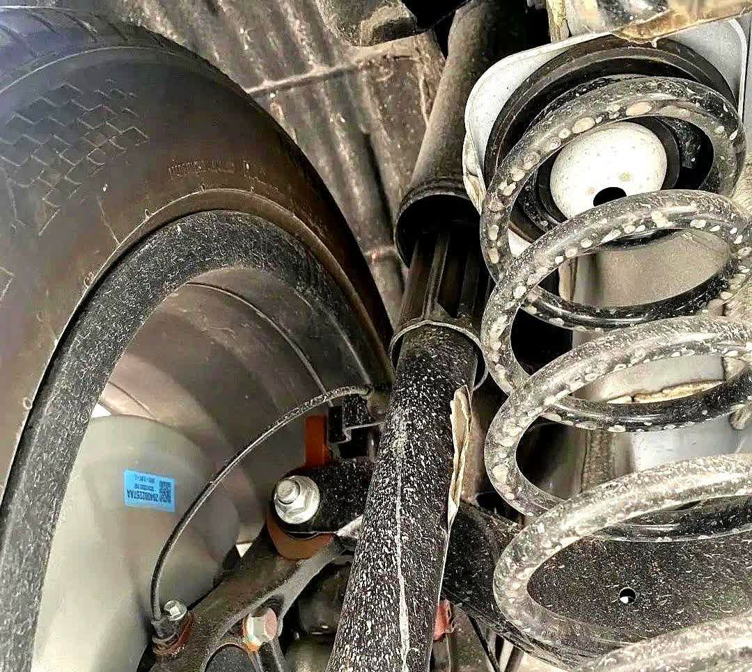 兄弟们，现在新车变天了！！

这位兄弟才提的新车三个月，今天来做首次保养，把