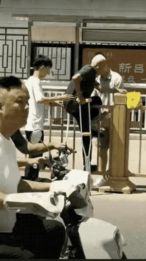 真是被这三个男人给逗笑了，果然有卧龙的地方，必然也会有凤雏啊！
大街上发生的离谱
