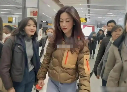 这衣服普通人穿，妥妥像裹了层米其林，臃肿又没型。 ​​​