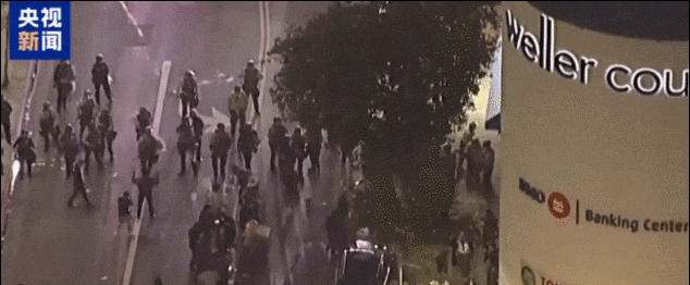 加州怒告特朗普滥用权力











洛杉矶街头，联邦执法人员和当地警察