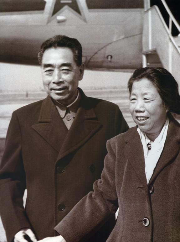一天，周恩来总理正在伏案工作，夫人邓颖超突然走了进来，来到他的面前，轻声说：“恩