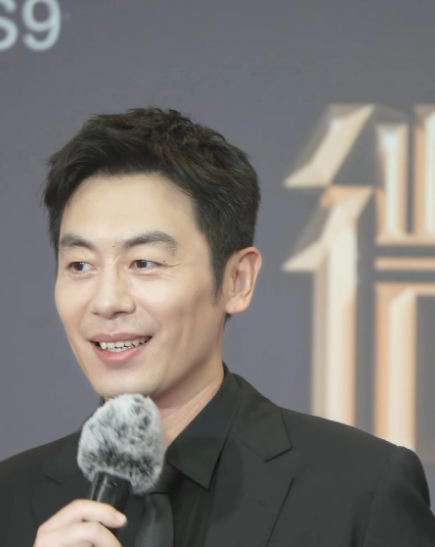 朱亚文身上独特的魅力无人能及。