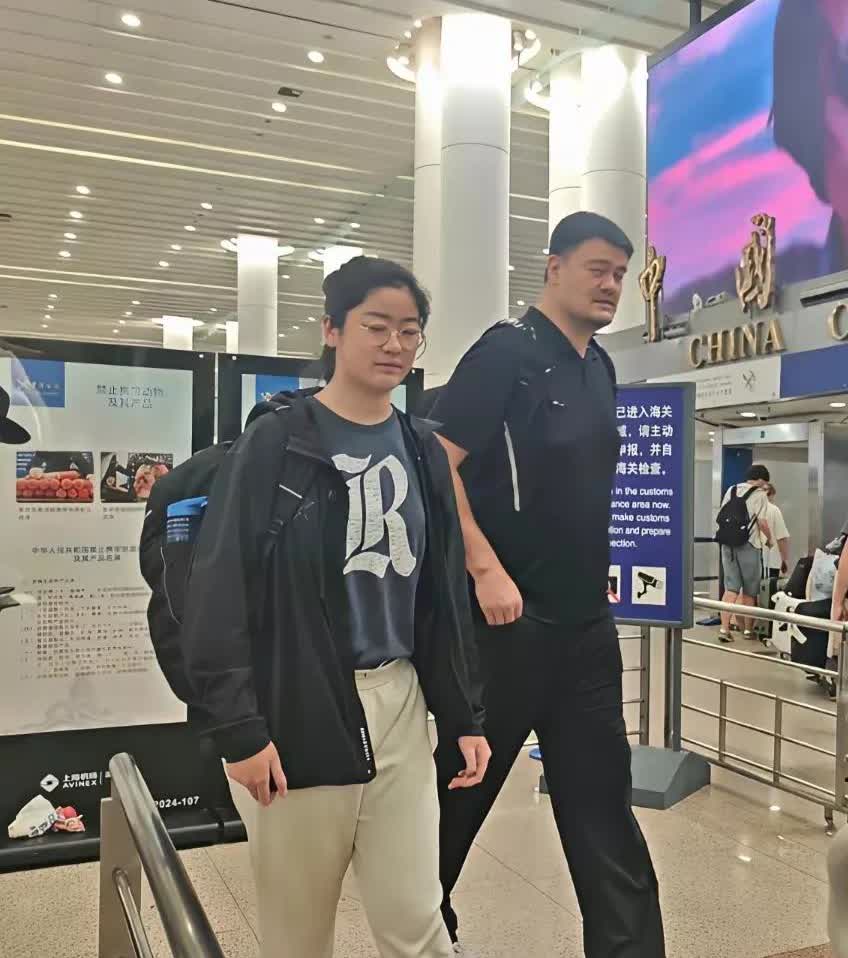 姚明与自己的女儿姚沁蕾现身机场，15岁的姚沁蕾身高已达到父亲姚明的肩膀以上，目测