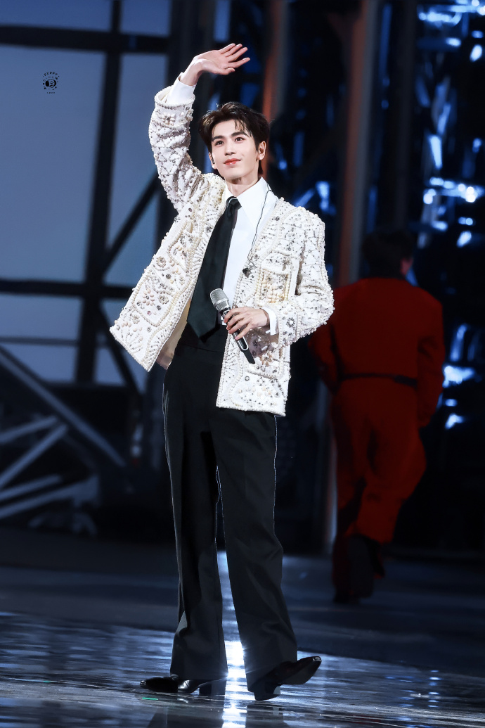 张凌赫参加完跨年晚会
百指飙升破三万三