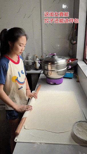 同样是包饺子，她做成了工厂批量生产的感觉，好不好看先不说，但确实提高了效率[捂脸