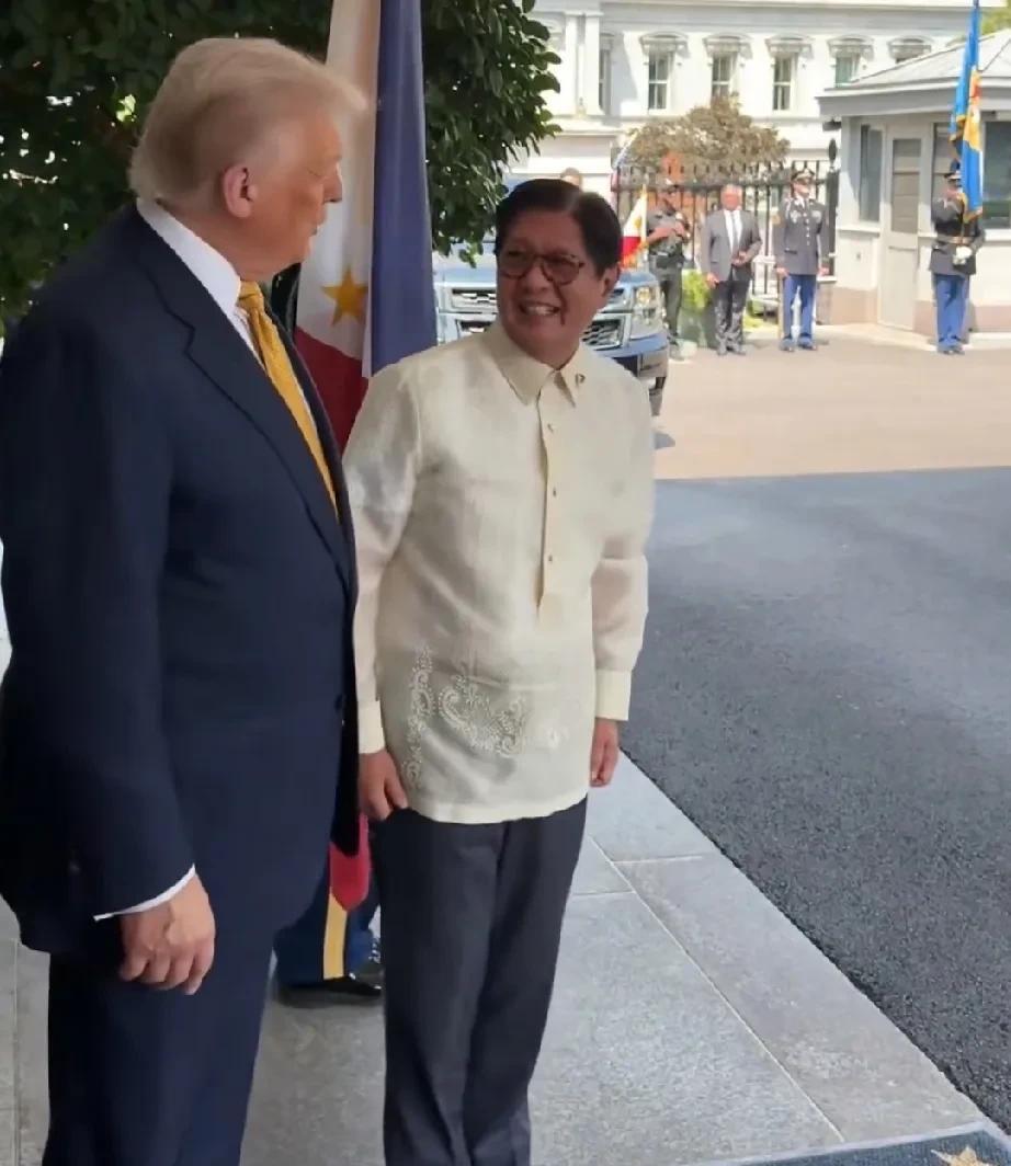 小马科斯访美3天！
到机场迎接有2人。
后来见到特朗普，马科斯害羞了，像小学生见