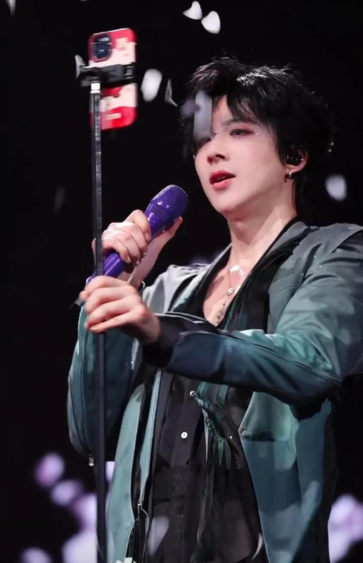 刘宇宁应该是史上第一个
在演唱会上自己拿手机开直播的人
更佩服的是其他人全部能配