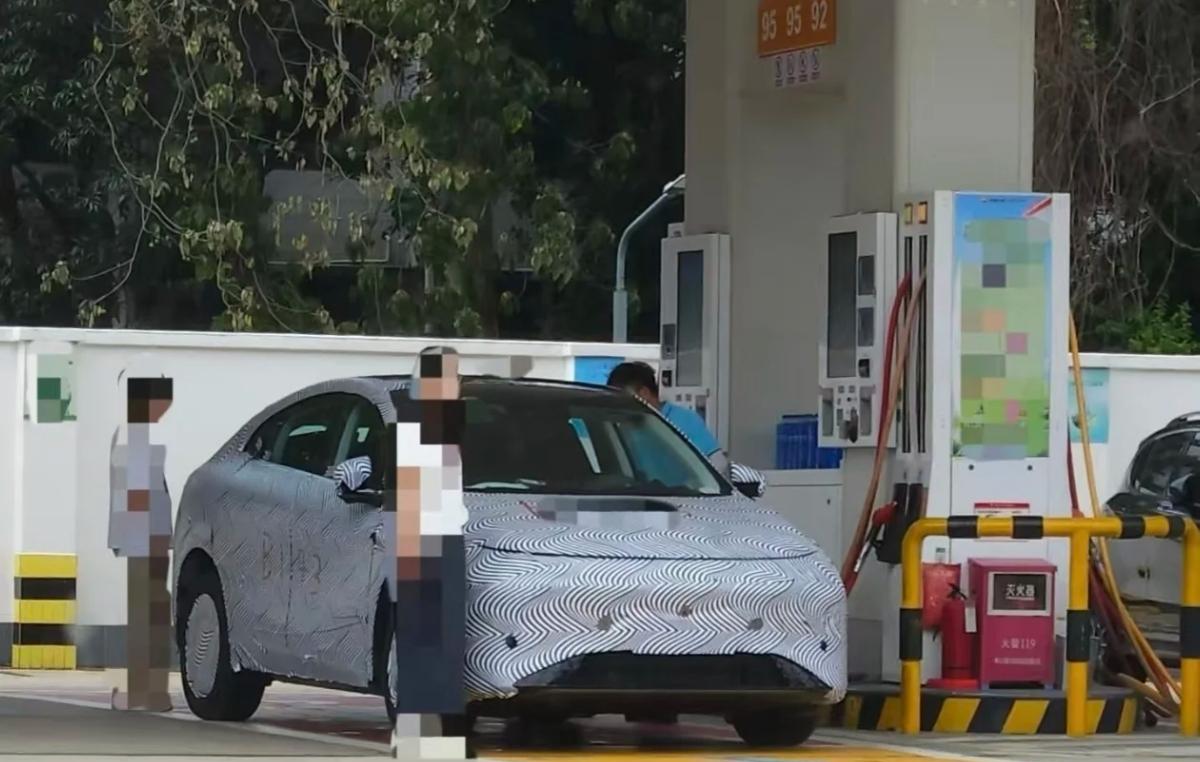 小鹏G6去加油站被「抓到了」！
其实三年前小鹏就开始「钟情」增程系统了，而且从「