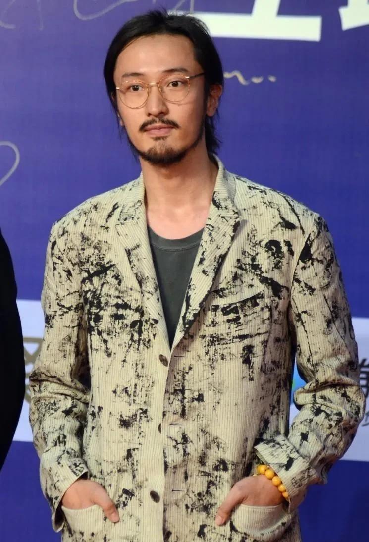 4月11日，徐志胜主演的大男主剧开播，王传君发动态帮忙宣传。这一操作，却让王鹤棣