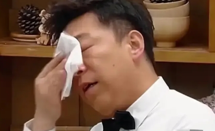有一次，主持人问黄渤：“你都这么有钱了，为什么还要把年迈的老父亲，送到养老院去？