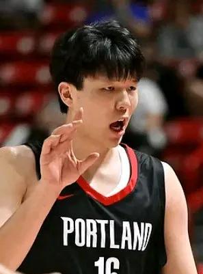鹤立鸡群！杨瀚森把勇士内线打破防了……
勇士44号罗防守杨瀚森时候，抢位过程中，