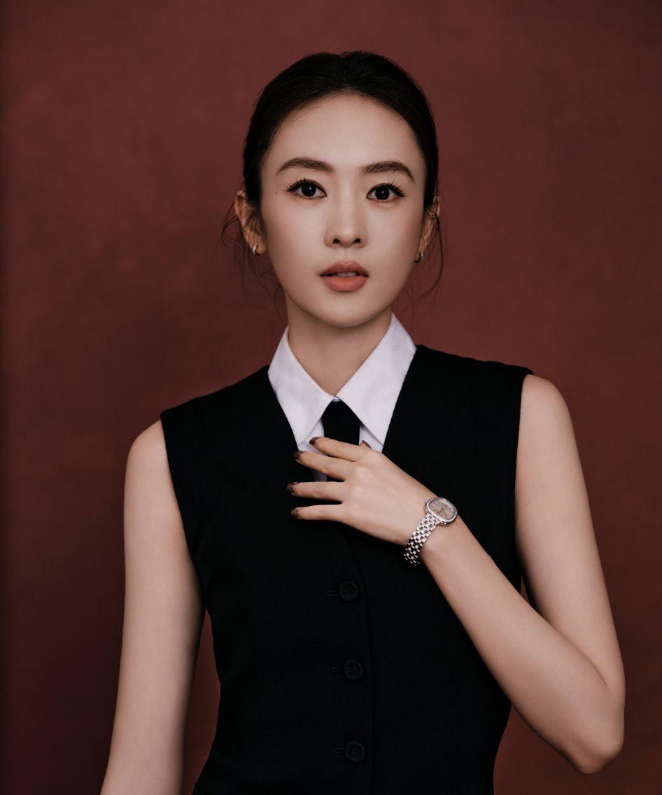 自身努力，有代表作，入行20多年深耕演员行业，踏踏实实做事，堂堂正正做人，这个评
