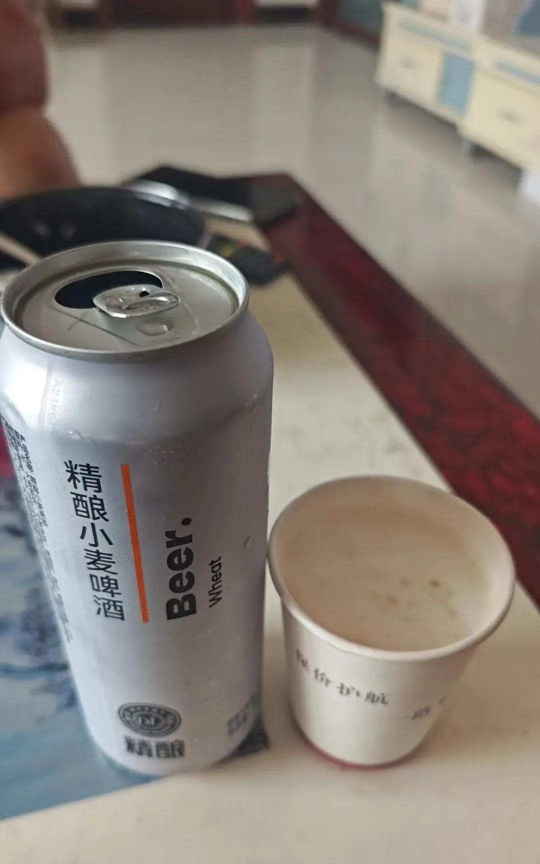 “中午太热了，喝杯胖东来汽水消暑！”
“呀！你敢中午就喝酒！不怕。。。。”
“这