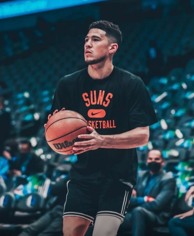 布克的脚踝情况
首先说明下我的情况吧，我现实也打球，也被垫脚过。我是在一次防守的