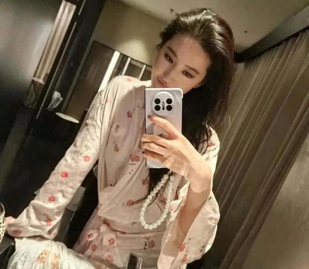 ​刘亦菲，你这睡袍穿的不是布料，是韭菜收割机吧？​