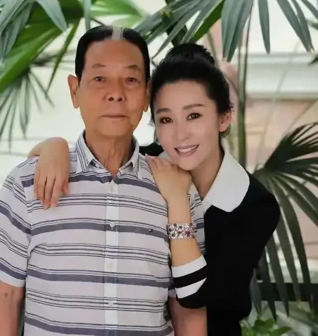 苗圃分享与老公的幸福瞬间，从晒出的背影看出，他们一家四口的颜值都非常高。[比心]