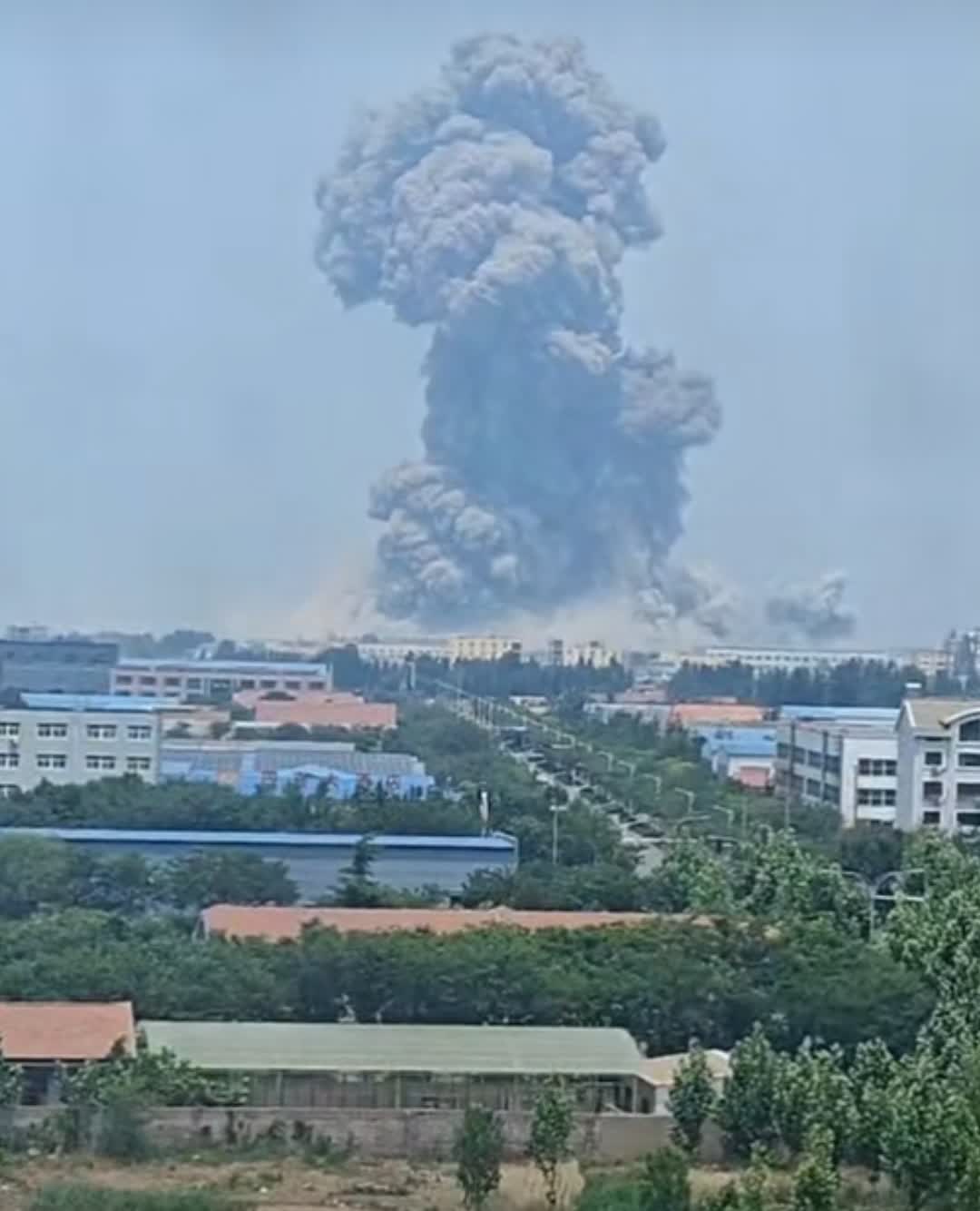 高密一化工车间爆炸
2025年5月27日11时57分左右事发，现场火光冲天、浓