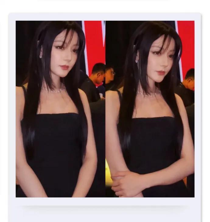 #迪丽热巴 青涩女大# 红毯永远可以相信迪丽热巴！第一套造型登场即王炸，鎏金裙摆