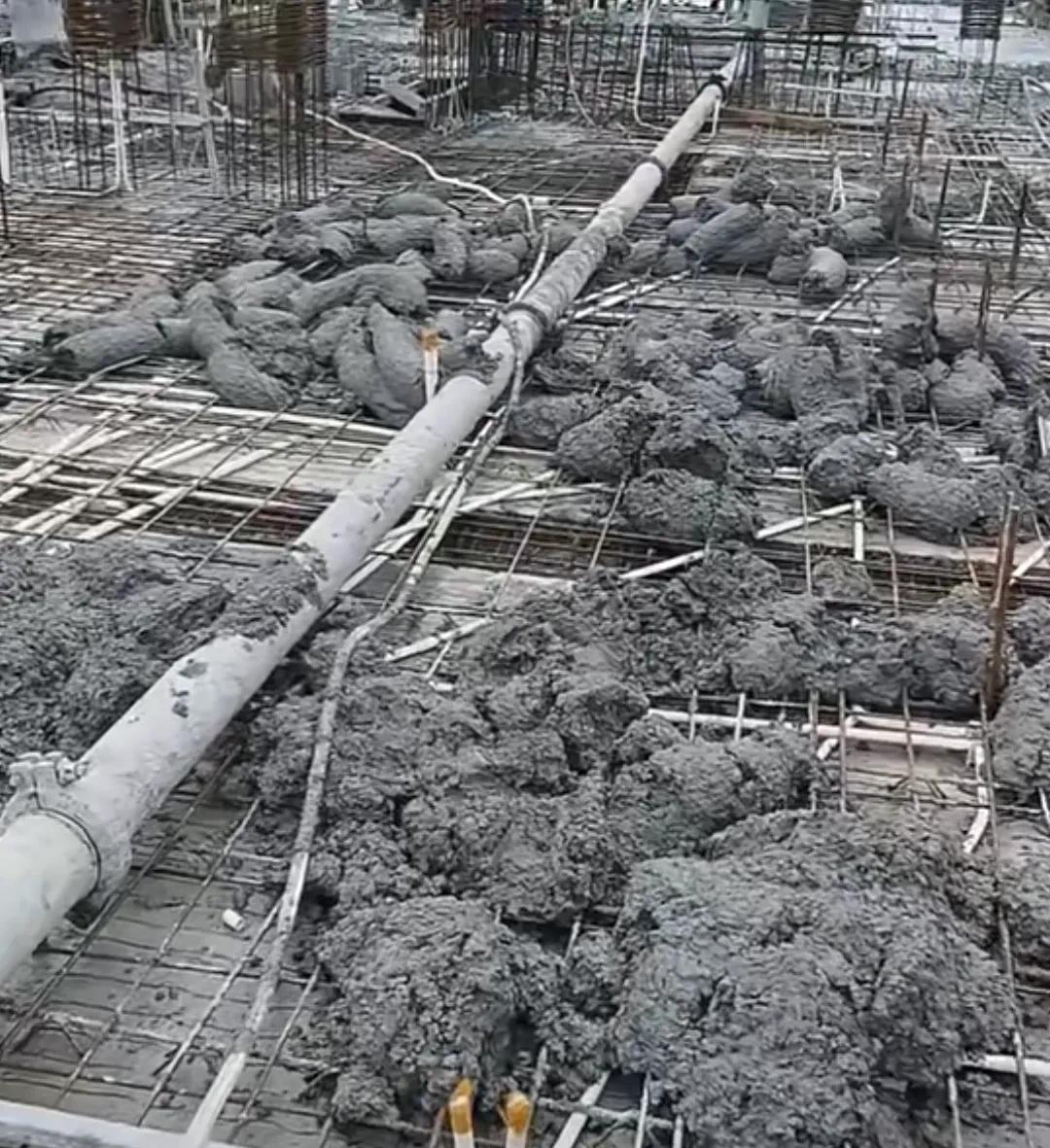 工地上浇筑顶板混凝土时，由于天气太热，现场混凝土罐车等的时间又长，混凝土地泵老堵