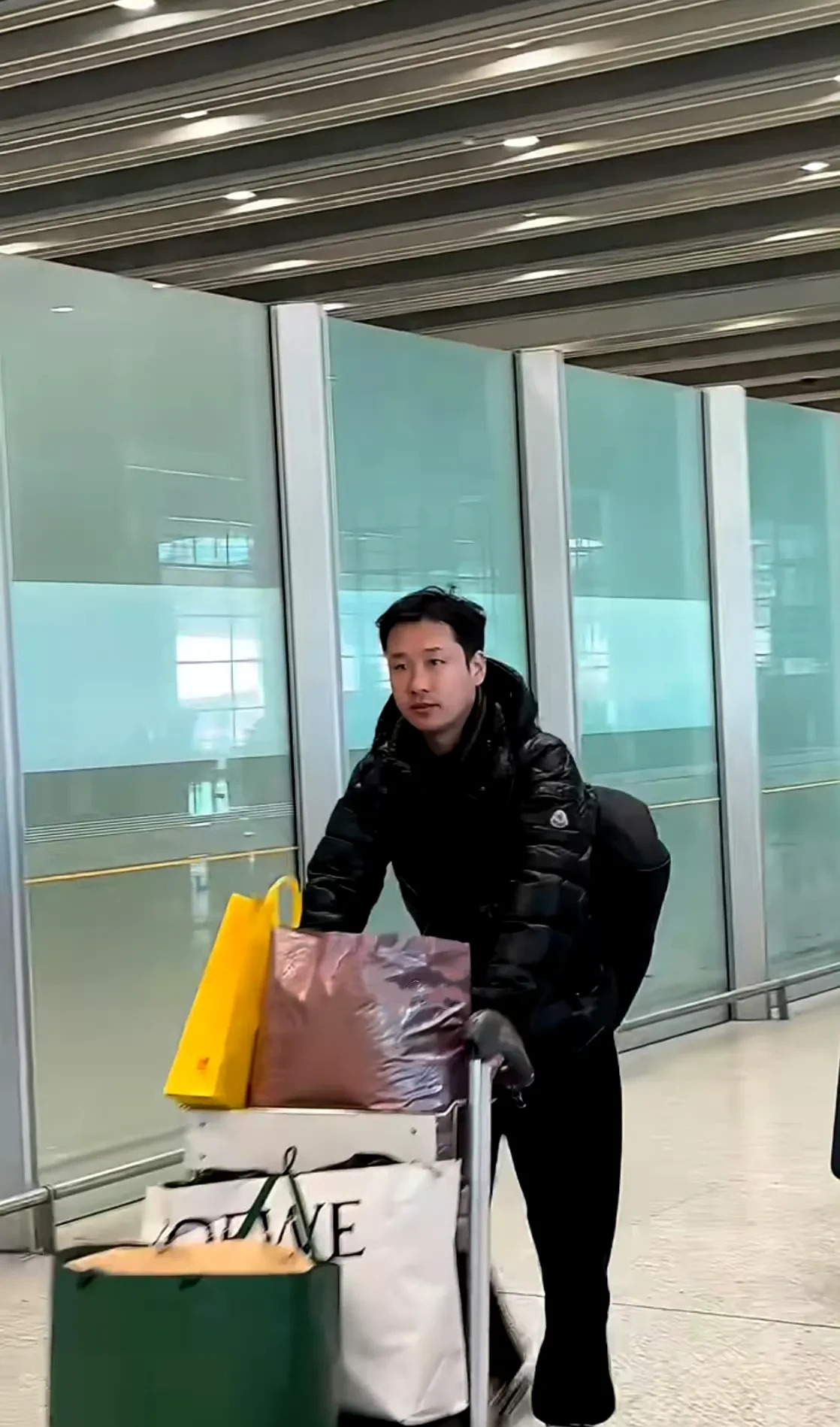 王一博机场神隐粉丝心情复杂











王一博去哪了？怎么机场团队都出