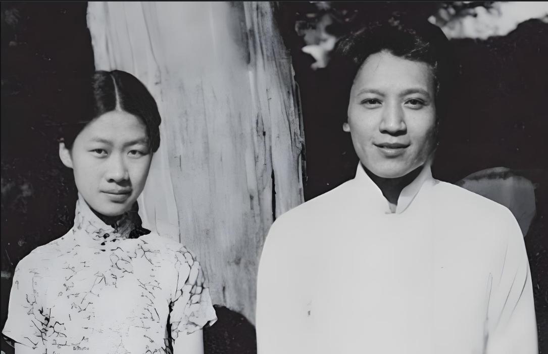 1933年，钱钟书追求燕大校花赵萝蕤，可赵萝蕤根本没有看上他，反而倒贴一文不名的