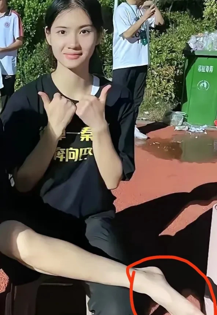 田径女神夏思凝脚真大











我的天哪！你们见过这么大的脚吗？！田