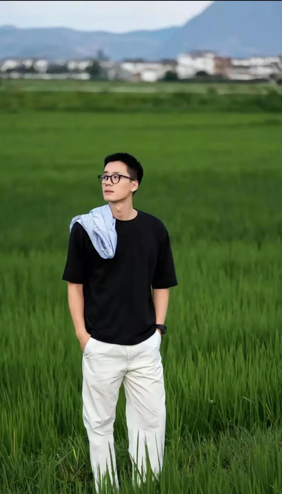 东方甄选是容不下优秀的人吗？
先是董宇辉，
又是东方甄选的也顿顿离职了！顿顿离开