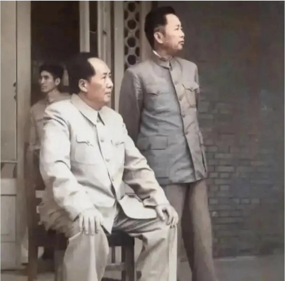 认识这位站在伟人旁边的将领是谁吗？他曾率部打下美国侦察机，创办空军，29小时拿下