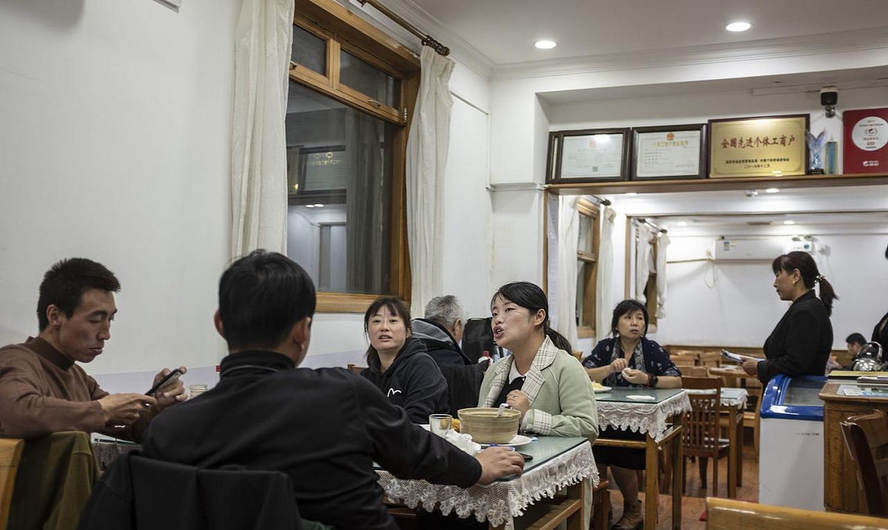 阅兵肯定要花很多钱，拿那些钱做民生多好？
昨天晚上吃饭的时候，隔壁桌上坐着两位大