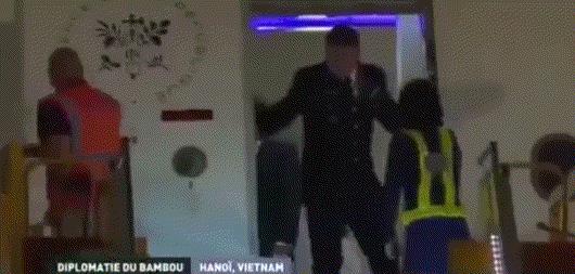 马克龙访越宣传“替代中美”，没下飞机就挨了老婆一个大逼兜
当地时间25日，马克龙