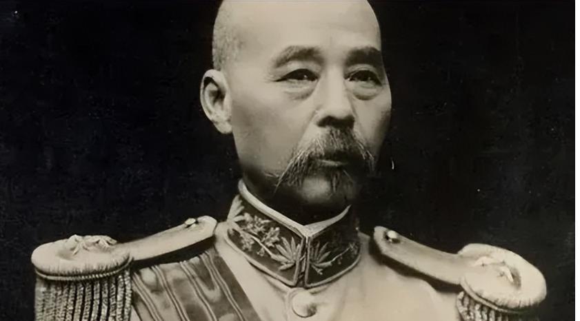 1895年，冯国璋衣锦还乡，路上遇见一个像乞丐的老妇，并问“前面是诗经村吗？”，