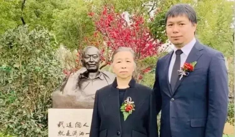 认得照片中的人物吗？
这是粟惠宁、陈果果母子俩。2018年，粟惠宁的丈夫陈小鲁在