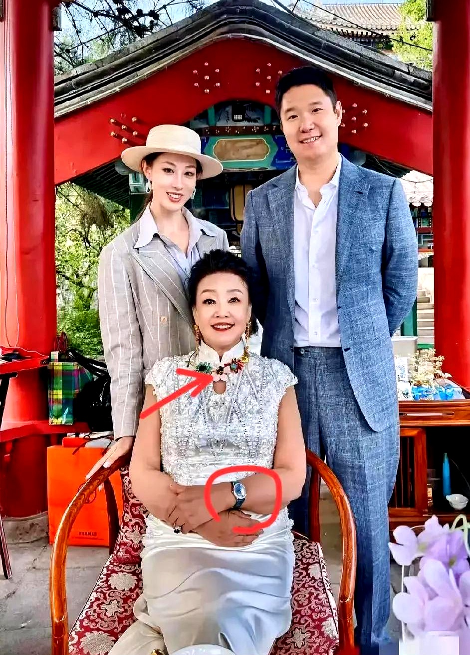 张兰，直播间里风风火火的女强人，私下竟是如此随和？保姆爆料，她在家从不指手画脚，
