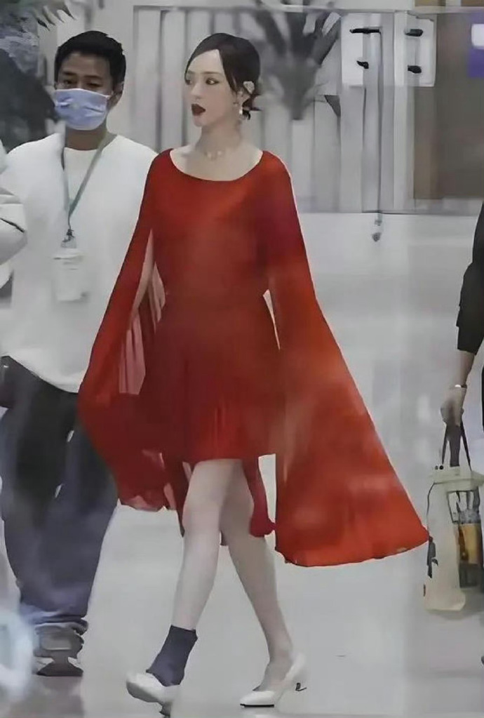 41岁唐嫣气场好强，穿高跟鞋只套一只袜，原来这才是真时尚吗？