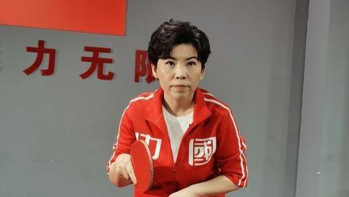 52岁邓亚萍近照：浓妆汉服游园，与运动员形象差异引热议