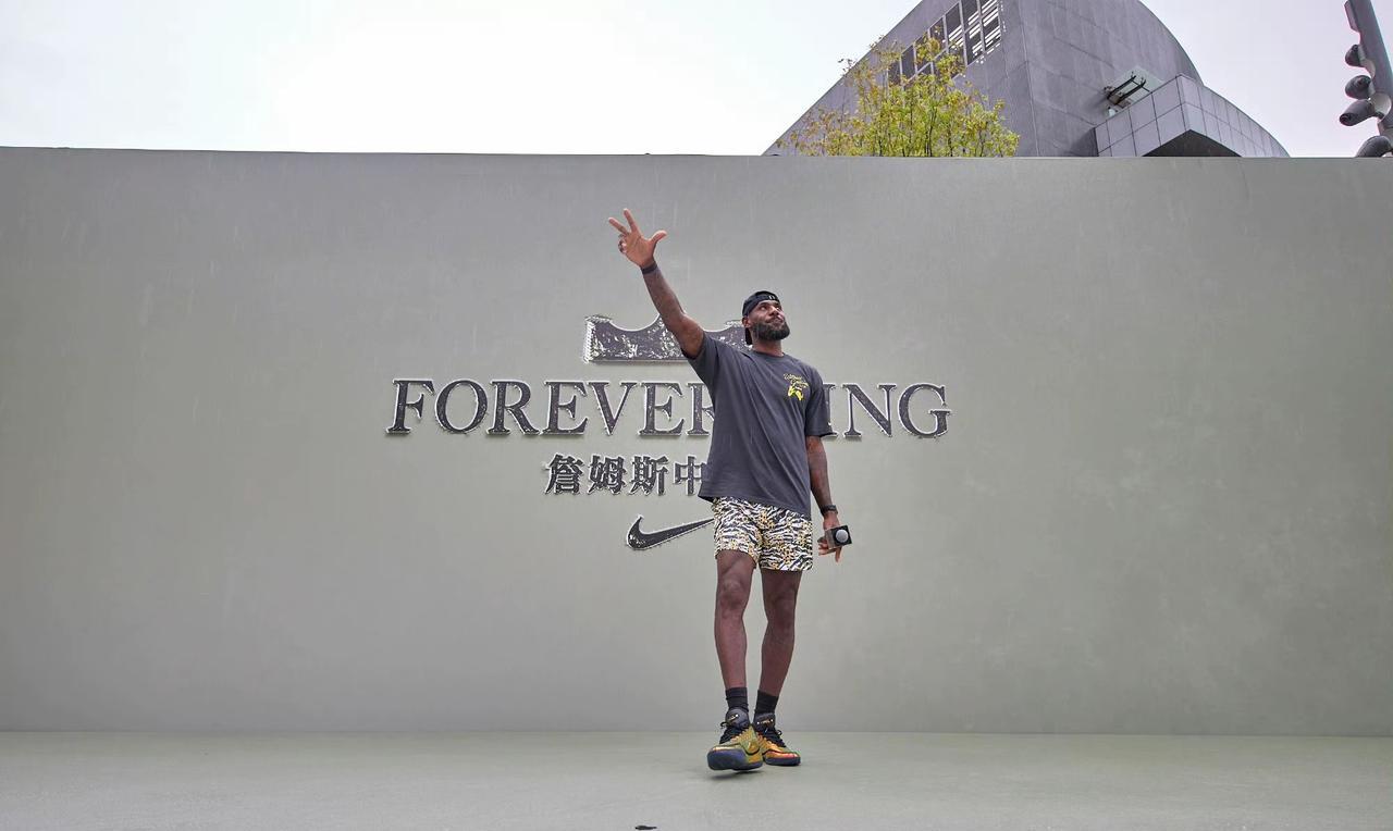 詹姆斯真的太有排面了！
今天，人民日报正刊刊登了NBA超级巨星詹姆斯名为《篮球是