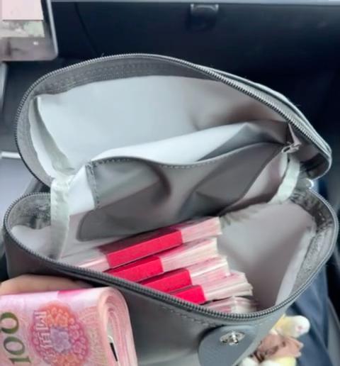 吓死了！第一次见男朋友，婆婆送我一个包，里面全是钱……
我有点傻了，说：我不是为
