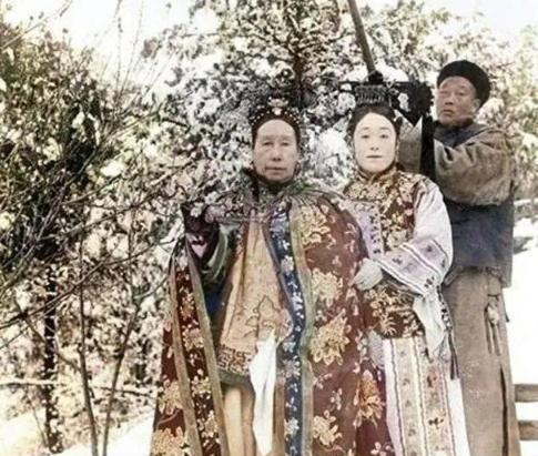 1908年的深秋，紫禁城飘着细雨。
73岁的慈禧半倚在软榻上，望着镜中布满皱纹的