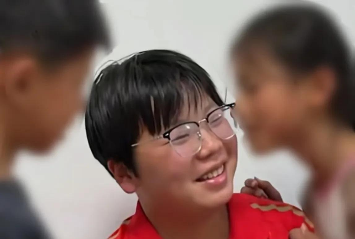 江苏一位年仅二十岁的女孩子，在父亲去世母亲离家后，她以送外卖挣钱养家的方式养育三