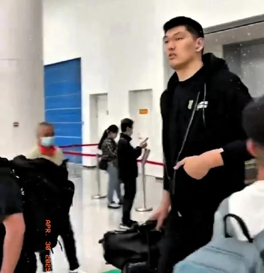 刘传兴身手矫健意气风发抵达北京，曾凡博坐在轮椅上被推上救护车前往医院进一步检查；