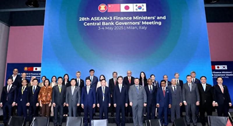 中方在欧洲主持大局，13国建反美统一战线，特朗普成众矢之的