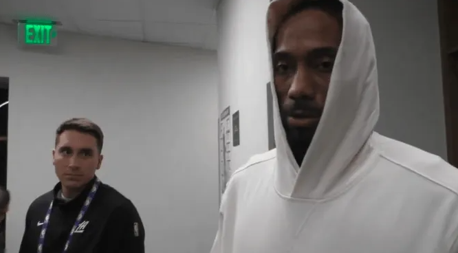 NBA常规赛，勇士98-79战胜快船。赛后，快船球员伦纳德接受了采访。
谈到全队