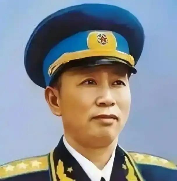 1955年，刘亚楼到礼堂看戏，刚坐下就有一双脚架到自己肩头，气得他怒目圆睁，没想