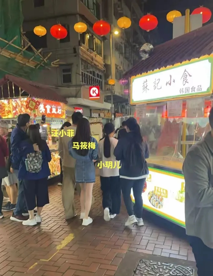 汪小菲带孩子和奶奶逛街

















我的天哪！不敢相信自己