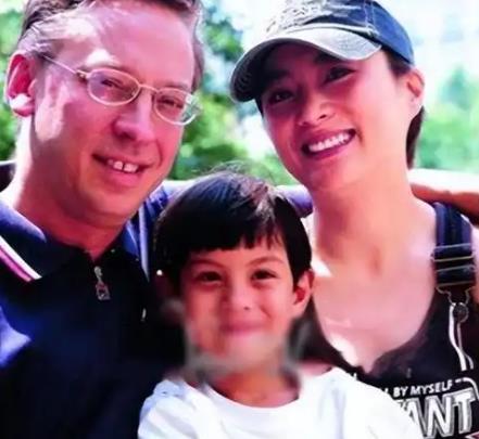 1999年，李玲玉嫁给犹太富豪杰瑞，新婚夜，李玲玉开玩笑地说“你就不怕我嫁给你之