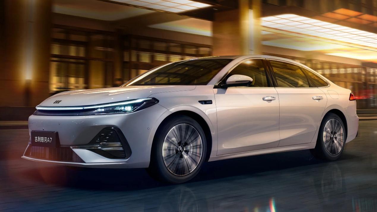 10万级家轿对决！吉利银河A7 VS 比亚迪秦L，谁更香？