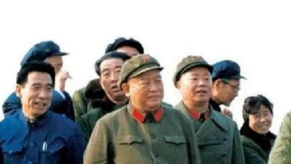 国务院原副总理余秋里，秘书官至正国级，唯一的儿子娶了元帅之女